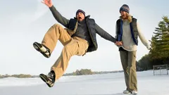 Deze schoenen glijden nooit uit op ijzel: dit moet je onder de zool plakken