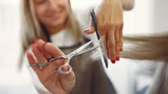 Je haar splijt sneller dan het groeit: deze gewoonte laat de punten 3 keer sneller breken