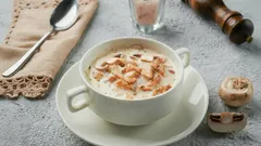 Soep met smeltkaas waar zelfs kinderen dol op zijn: ik maak hem als de koelkast leeg is