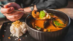 Tom yum: waarom deze soep de hele wereld veroverde en hoe je hem goed eet