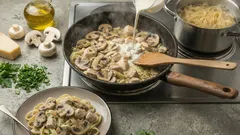 Lekker en zonder gedoe: romige pasta met kip en champignons in 15 minuten