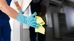 Vlekken verpesten je film niet: expert noemt het beste middel om je tv-scherm schoon te maken