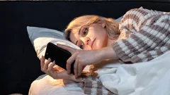 Check jij je telefoon meteen nadat je wakker wordt? Psychologen leggen uit waarom je dat beter niet doet