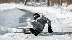 Wat strooi je op paden tegen ijs: experts noemen 9 beste opties