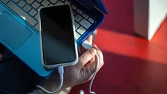Stop met je telefoon opladen via je laptop: dit is waarom dat een slecht idee is