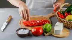Waarom je tomaten pas vlak voor het serveren zout: een regel die de smaak van je salade verandert