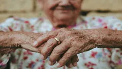 Vriendelijkheid of goedgelovigheid: waarom zijn ouderen welwillender dan jongeren?