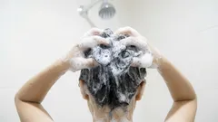 Slechts 1 lepel in je shampoo: je haar blijft een week lang fris met een eenvoudig keukeningrediënt
