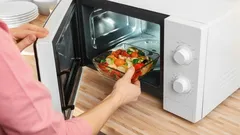 Wat je nooit in de magnetron mag opwarmen: experts noemen 7 producten