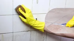 Zo verwijder je zeepstrepen in de badkamer: recept voor een middel met 2 ingrediënten