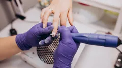 Nagels worden niet dunner door de coating: de grootste fout na het verwijderen van gellak