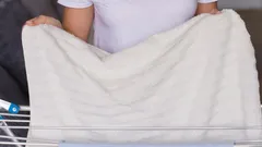 Hoe je was droogt in een koud appartement: deze truc redt je lakens van klamheid