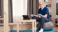 Je lichaam zal je dankbaar zijn: 3 oefeningen na je 50e die kracht en jeugdigheid terugbrengen